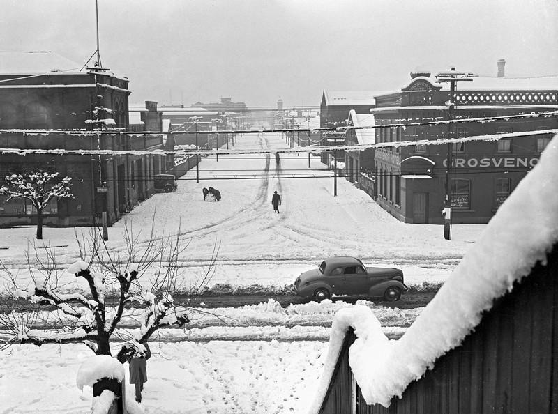 Snow on Madras Street and Moorhouse Avenue, with the Grosvenor Hotel on the corner, Christchurch, 1945